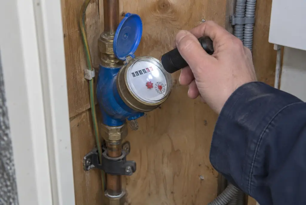 Lekdetectie Bennekom – watermeter in de meterkast controleren met een zaklamp
